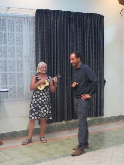 Ines hatte wieder ein Lied gedichtet, das Arthur verabschieden sollte, und wir haben alle aus voller Kehle gesungen. Schade, daß die Zeit mit Arthur vorbei ist, wir hatten uns so an ihn gewöhnt.