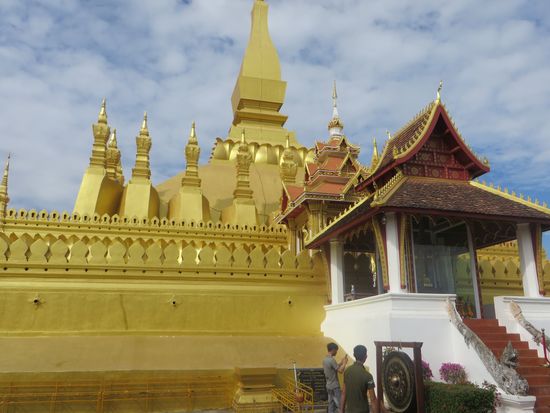 An Seitenaltären beten die Gläubigen und opfern kleine Blumengebinde.