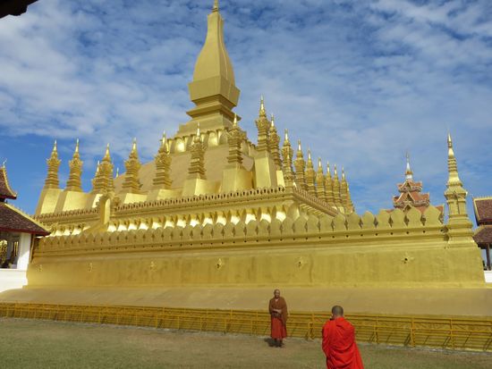 die Mönche fotografieren sich auch gegenseitig vor dem Heiligtum
