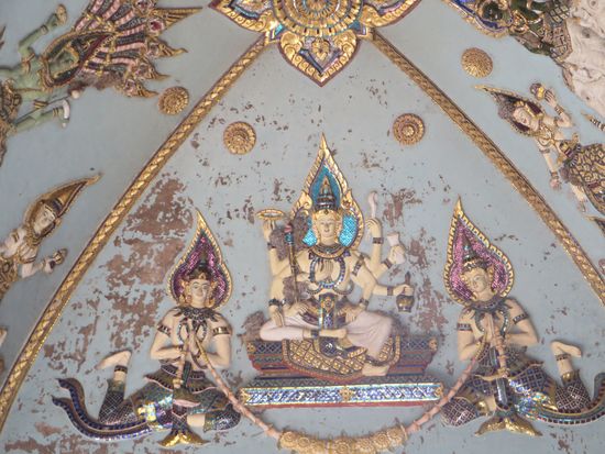 Die geschmückte Decke des Bogens