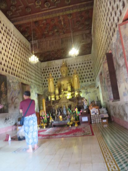 Im Tempel gab es viele Nischen, in den kleine Buddhafiguren saßen. Außerdem gab es Wandmalereien, die 200 Jahre alt sein sollten. Leider durfte man nicht fotografieren