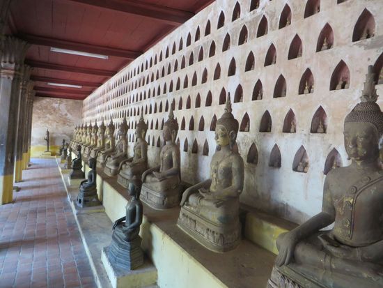 In einer Art Kreuzgang außen gab es auch sehr viele Buddhafiguren.