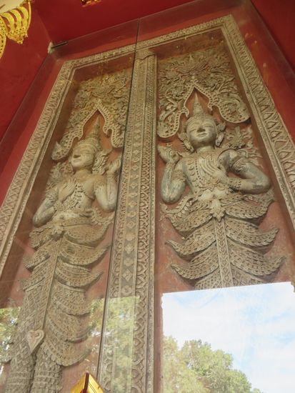 Die schön geschnitzte Tür zum Tempel