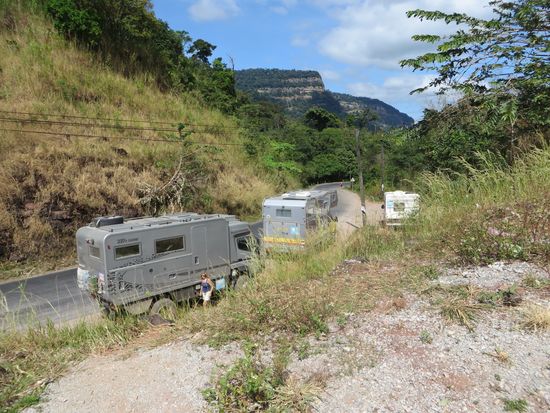 unterwegs gibt es immer wieder Aussichtspunkte, an denen wir anhalten und uns die grandiose Landschaft ansehen.