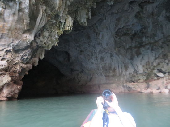 Dann geht’s in die Höhle hinein und es wird stockdunkel