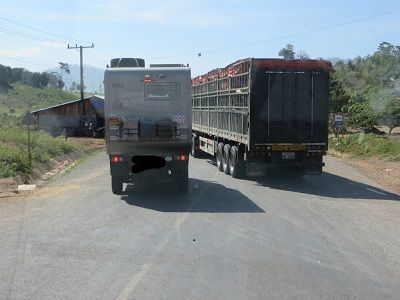 Aufpassen ist immer angesagt, es wird gefahren, als wäre man alleine auf der Straße. Der LKW hat natürlich Vorfahrt, weil er größer ist.