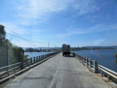 über eine lange Brücke fahren wir über den See