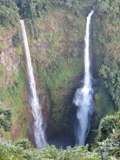 Zwei Wasserfälle stürzen auf der gegen-
überliegenden Seite in die Tiefe. Hier ist es schön kühl. Ein schönes Restaurant lädt zum Kaffee aus eigener Produktion ein und Achim probiert es auch gleich.