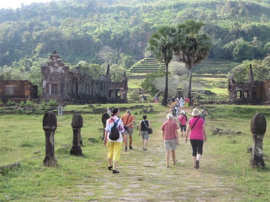 Dann ging es in das Gelände der Tempelanlage, wir mußten noch etwas laufen, um Teile der Anlage zu erreichen.