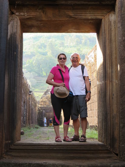 Es ist so heiß und wir finden Schatten im Eingang zu einem Tempel.