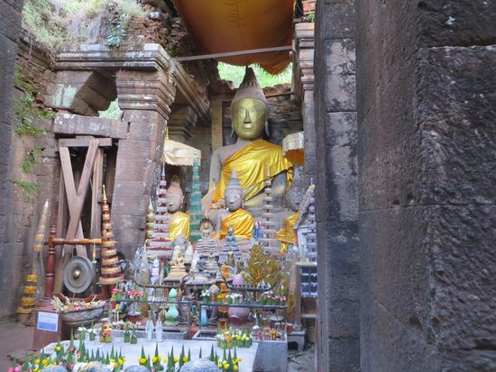 Eine  Buddhafigur, oben an der Tempelanlage