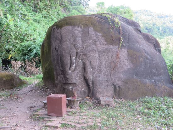 der Dreiköpfige Elefant - aus einem Felsblock herausgeschlagen