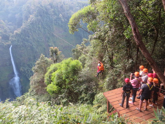 Rosi ist die erste und macht sich auf den-Weg über das Tal.