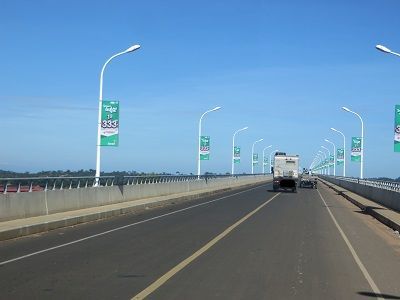 die breite Brücke über den Mekong