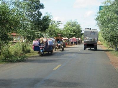 Die Tuk-Tuks sind auch hier voll beladen und sind damit sehr breit, und was alles auf ein Moped paßt.