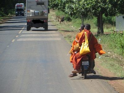 Auch die Mönche sind auf dem Moped unterwegs