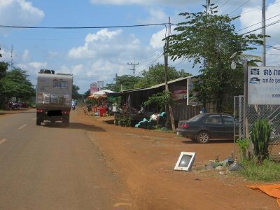 Alte Bildschirmröhren liegen an der Straße herum