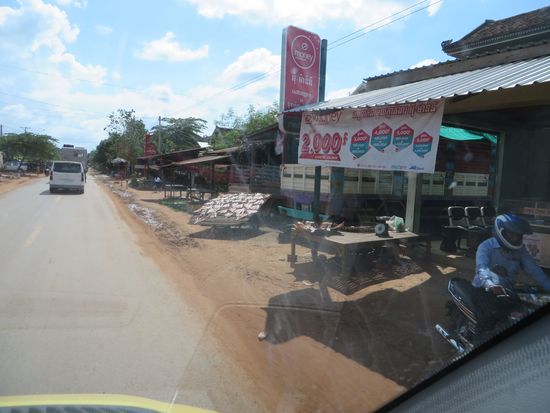 Getrocknete Fische werden direkt vom Wagen verkauft