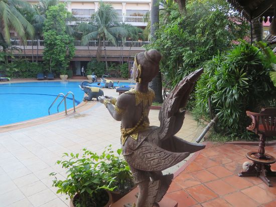 Dann kommen wir in Siem Reap an. Hier stehen wir an einem Resort mit Swimmingpool. Super, den haben wir gleich ausprobiert, denn die Temperaturen bewegen sich tagsüber um die 35 ° und nachts um kühle 27 – 28°.