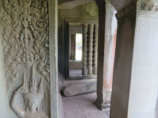 Eingang zu den Reliefs  -  Apsaras, die himmlische Nymphe