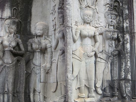 lächelnde Tempeltänzereinnen