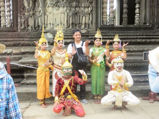 Die Touristen können sich mit heutigen Templtänzern fotografieren lassen.