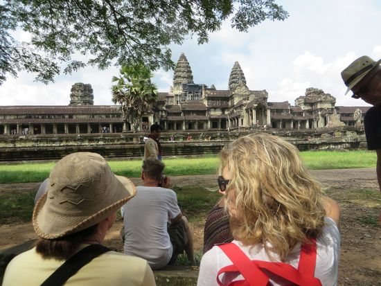 Am Westtor verließen wir den Tempel und unser Guide gab uns jetzt einige Erklärungen.