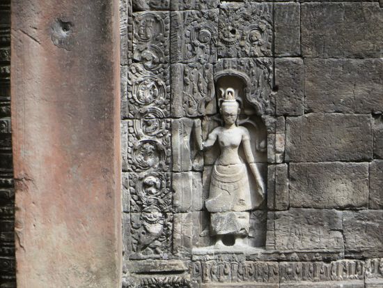 Und auch hier finden wir die hinduistische Tänzerin Apsaras