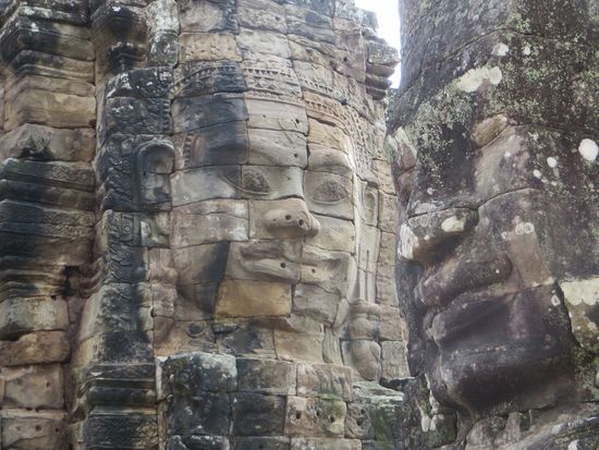 Die lächelnden Buddhagesichter in alle vier Himmelrichtungen