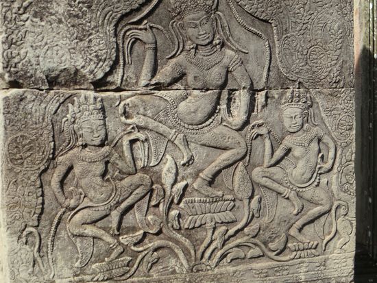 auch hier finden wir Tempeltänzerinnen