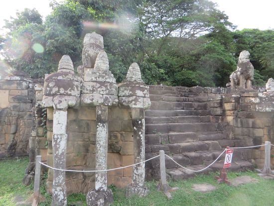 Stilisierte Elefantenköpfe mit den Rüsseln als Treppenaufgang zur Terrasse