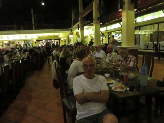 das Essen ist fast gegessen und jetzt wird getanzt