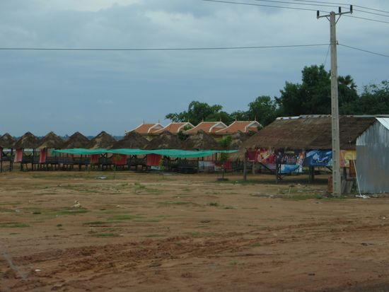 Es ging wieder durch kleine Dörfer  und an Reisfeldern vorbei, in denen die Wasserbüffel grasten.