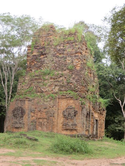 Die Türme waren aus Ziegelsteinen gebaut und datieren teilweise bis ins 8. Jh. zurück.