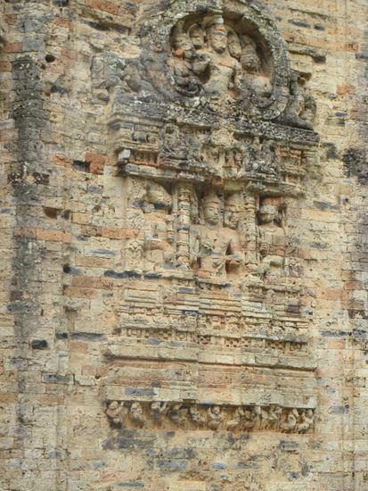 Steinrelief, die die Fronten zieren, kann man noch sehr gut erkennen.