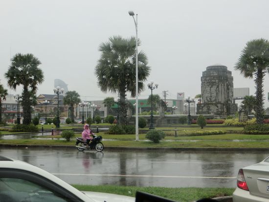 der Kopf von Bayon in Phnom Penh - Die Straße heute war die Straße gut aber leider hat es den ganzen Tag geregnet.