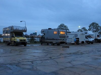unser Stellplatz direkt am Fluß am frühen Abend