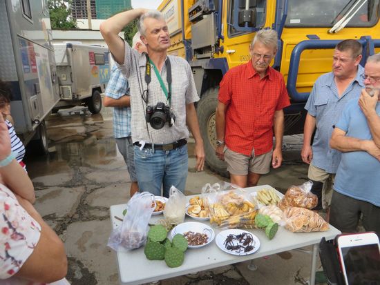 das sieht aber lecker aus, alle schauen skeptisch auf das Angebot