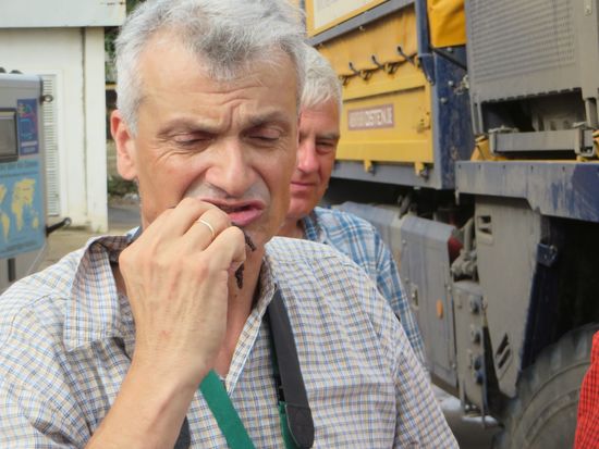 Kostya verleibt sich gleich eine ein, aber so richtig glücklich sieht er nicht aus??