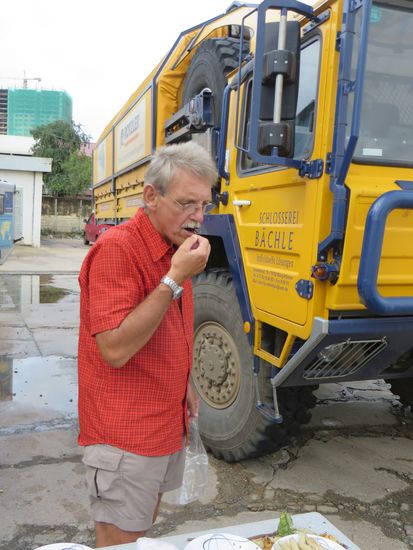 Jürgen probiert auch eine -  mmh lecker