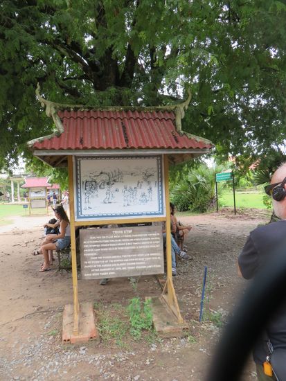 Hier ist ein Schild, das die Situation der Menschen Zeigt, die mit LKW’s hierher gebracht wurden.