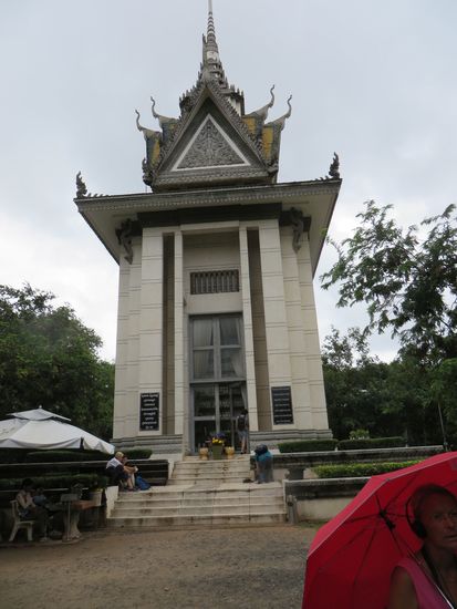 Eine Pagode ist als letzter Ort für die eingesammelten Knochen der Opfer heute Mahnmal.