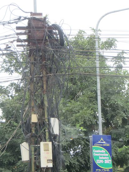 Dann ging es weiter in die Stadt. Wir fuhren an Strommasten vorbei, die wahrscheinlich von einem Lehrling gestaltet wurden, die Elektriker - Prüfung hat er sicher nicht bestanden.  aber es funktioniert