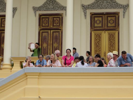 Über die große Treppe verließen wir die große Empfangshalle