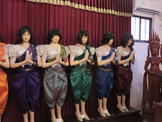 Jetzt konnten wir in ein kleines Gebäude gehen, in dem Gewänder des Königs und seiner Dienstschaft ausgestellt waren. Die Diener trugen jeden Tag eine andere Farbe.