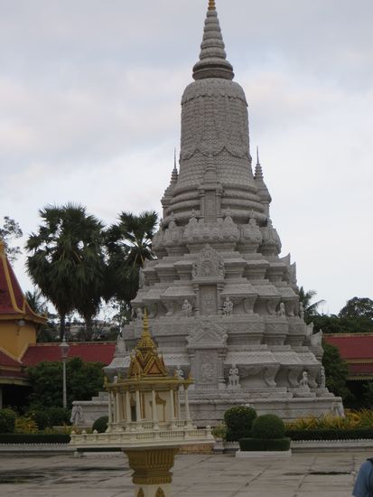 Große Stupas sollen an die Verstorbenen der Königsfamilie erinnern.