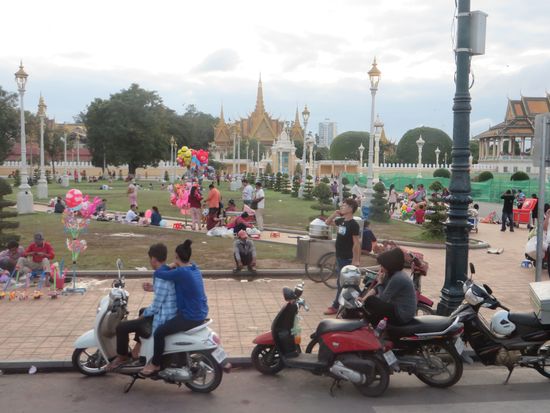 Rund um den Palast herrschte reges Treiben, es wurde auf den Wiesen gelagert und gepicknickt, Mopeds umkreisten unseren Bus, als wir dann zurück zum Stellplatz fuhren.