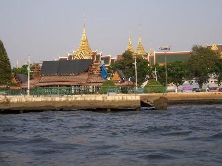 Koenigstempel "Wat Phra Keo" vom Chao Phraya aus