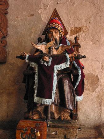 Viel Spass beim Interpretieren: Heiligenstatue in einer katholischen Kirche in Santiago de Atitlan.