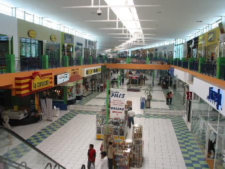 Auch sowas findet man ab und zu, jedenfalls in grossen Staedten: Shopping-center!!!!!!!!
